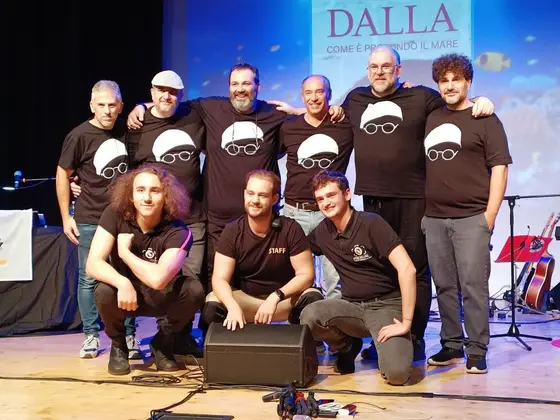Gli Aviatori Mistici sul palco davanti allo schermo dello spettacolo