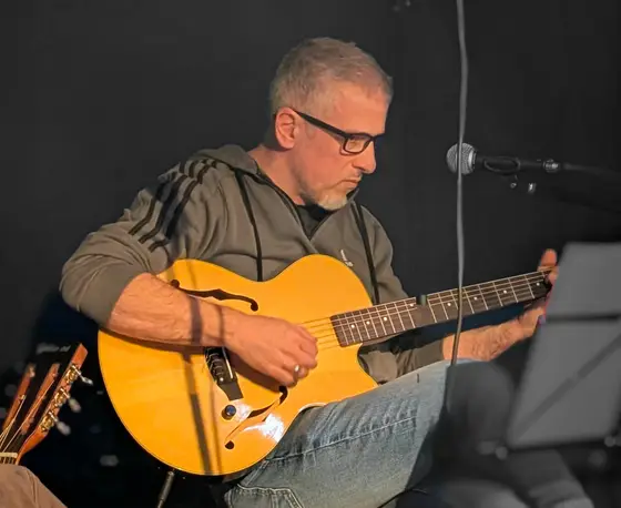 Daniele Rampoldi suona la chitarra