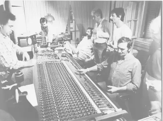 Ezio de Rosa con Guccini e i musicisti della band in studio