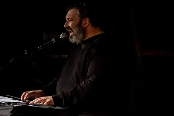 Manuel de Rosa canta al microfono