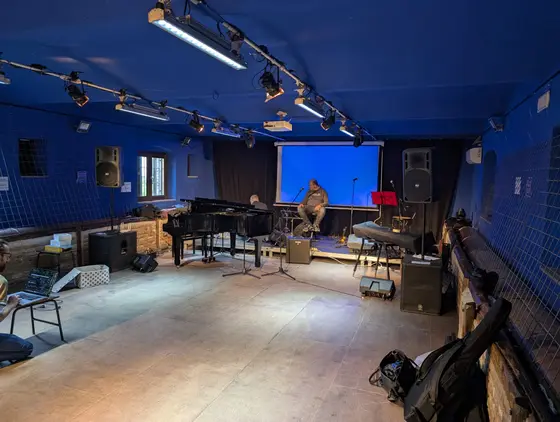 La sala vuota prima dell'arrivo del pubblico