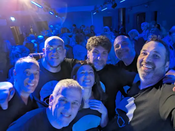La band con il pubblico al mare culturale urbano di Milano