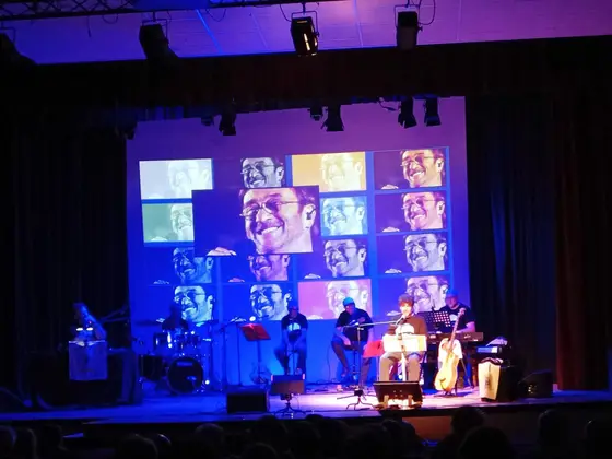 Palco con videoproiezioni sul fondale durante lo spettacolo