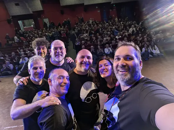 La band fotografata con il pubblico in sala