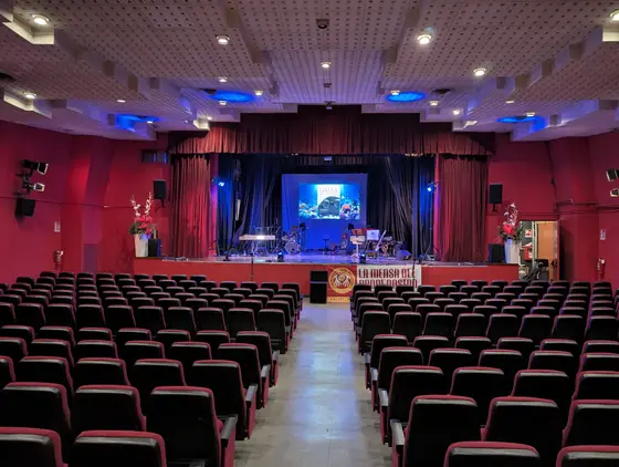 Poltrone rosse del teatro e palco allestito